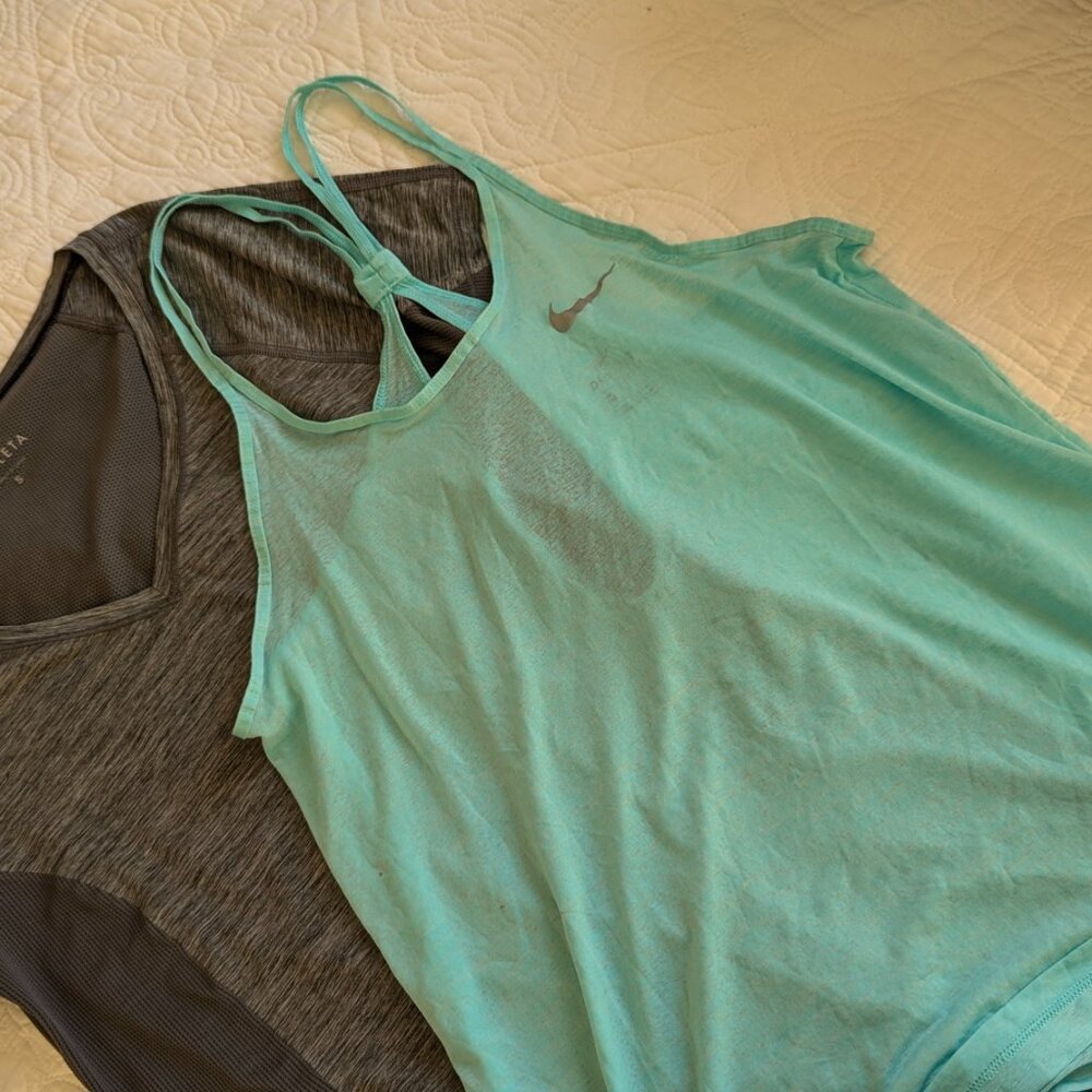 Set of 2 Workout Tops Altheta and Nike